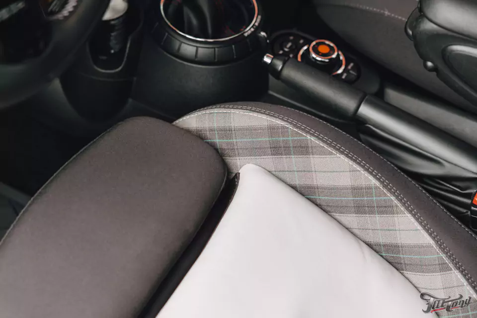 Оклеили Mini Cooper цветным полиуретаном, заменили хромированные детали, окрасили диски и суппорта, выполнили комплекс детейлинг-услуг и техническое обслуживание